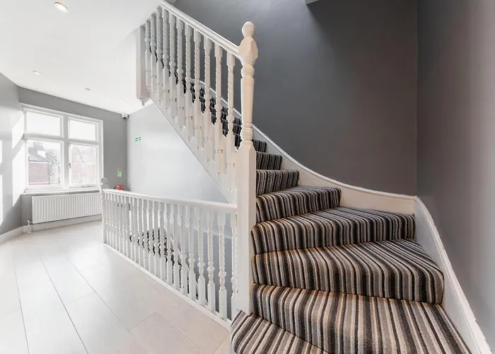Functional Budget Stay With Wi-Fi And Laundry Facilities Near Tube Station